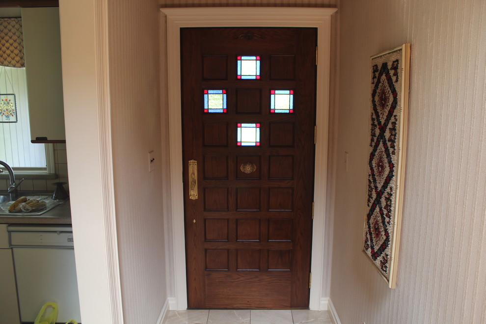 Cette image montre une porte d'entrée traditionnelle de taille moyenne avec un mur blanc, un sol en carrelage de céramique, une porte simple et une porte en bois foncé.