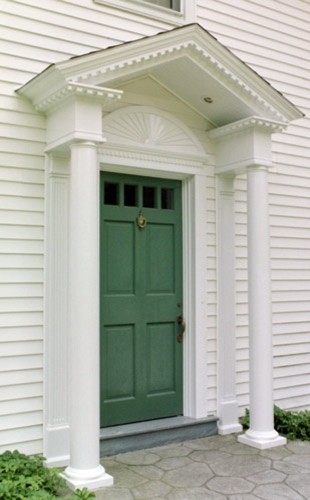 ニューヨークにある高級な広いヴィクトリアン調のおしゃれな玄関ドアの写真
