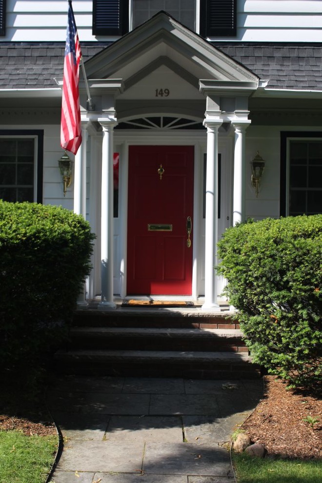 Ejemplo de puerta principal clásica grande con puerta simple y puerta roja
