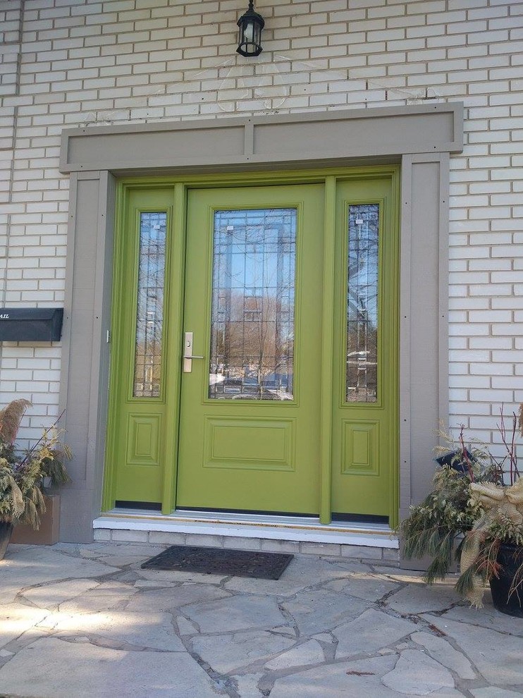 Ejemplo de puerta principal tradicional pequeña con puerta simple y puerta verde