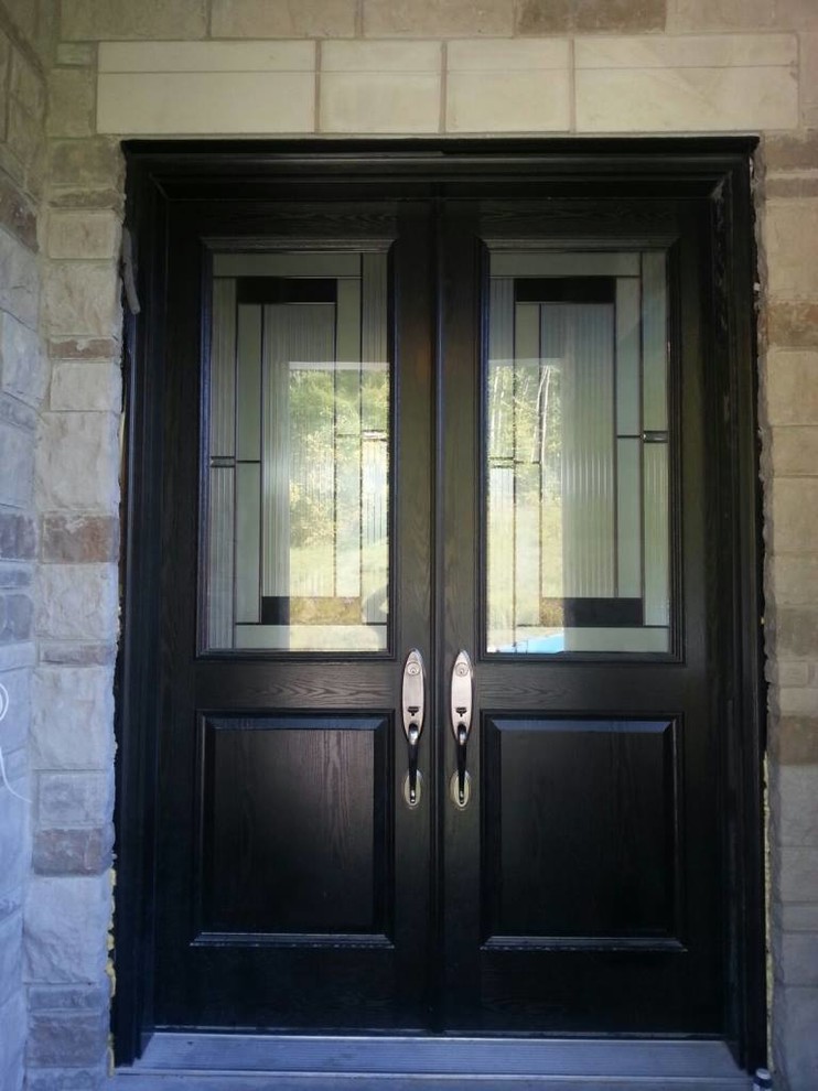 Источник вдохновения для домашнего уюта: маленькая входная дверь в классическом стиле с двустворчатой входной дверью и стеклянной входной дверью для на участке и в саду