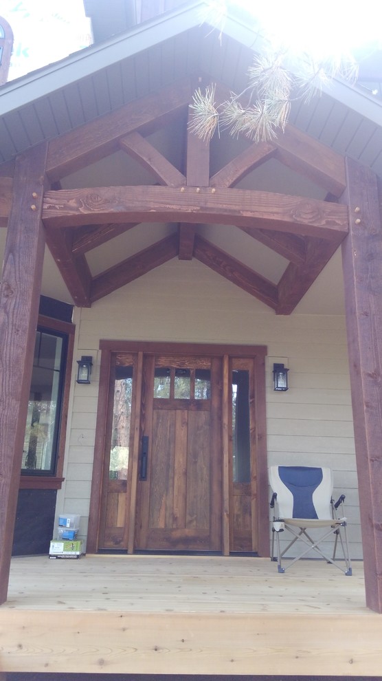 На фото: маленькая входная дверь в стиле рустика с одностворчатой входной дверью и входной дверью из дерева среднего тона для на участке и в саду с