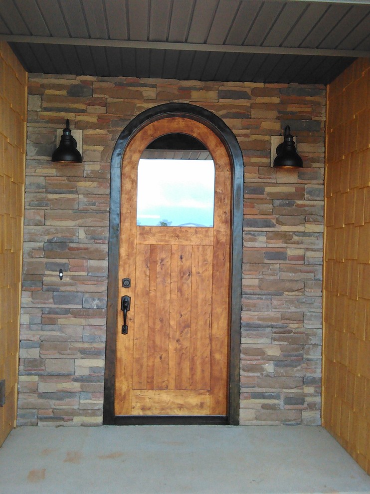 Exempel på en liten rustik ingång och ytterdörr, med en enkeldörr och ljus trädörr