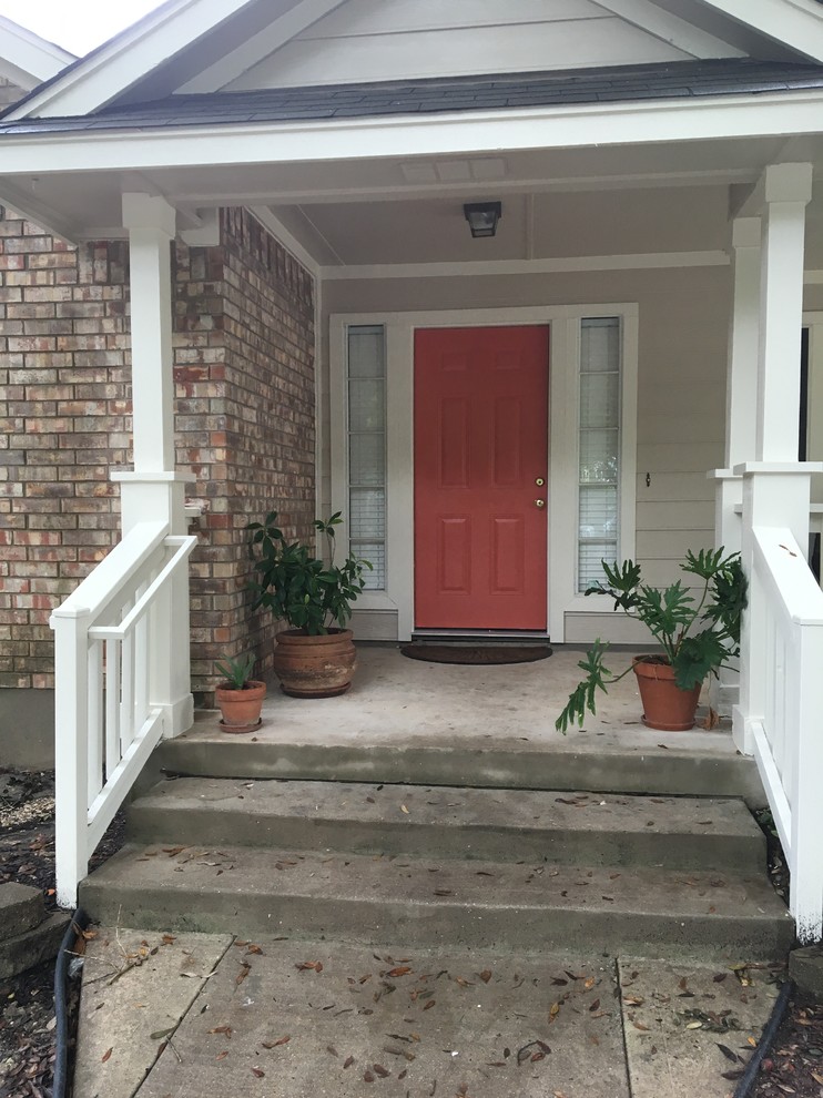 На фото: входная дверь среднего размера в классическом стиле с одностворчатой входной дверью, красными стенами, кирпичным полом, белой входной дверью и красным полом с
