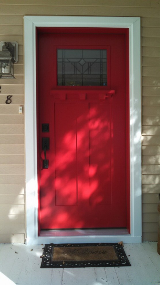 Immagine di una porta d'ingresso con pareti beige, pavimento in legno verniciato, una porta singola e una porta rossa