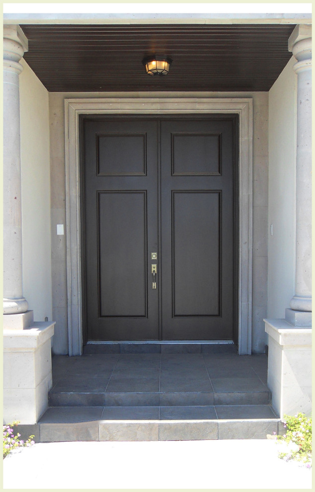 Immagine di una grande porta d'ingresso moderna con pareti beige, pavimento con piastrelle in ceramica, una porta a due ante, una porta nera e pavimento multicolore