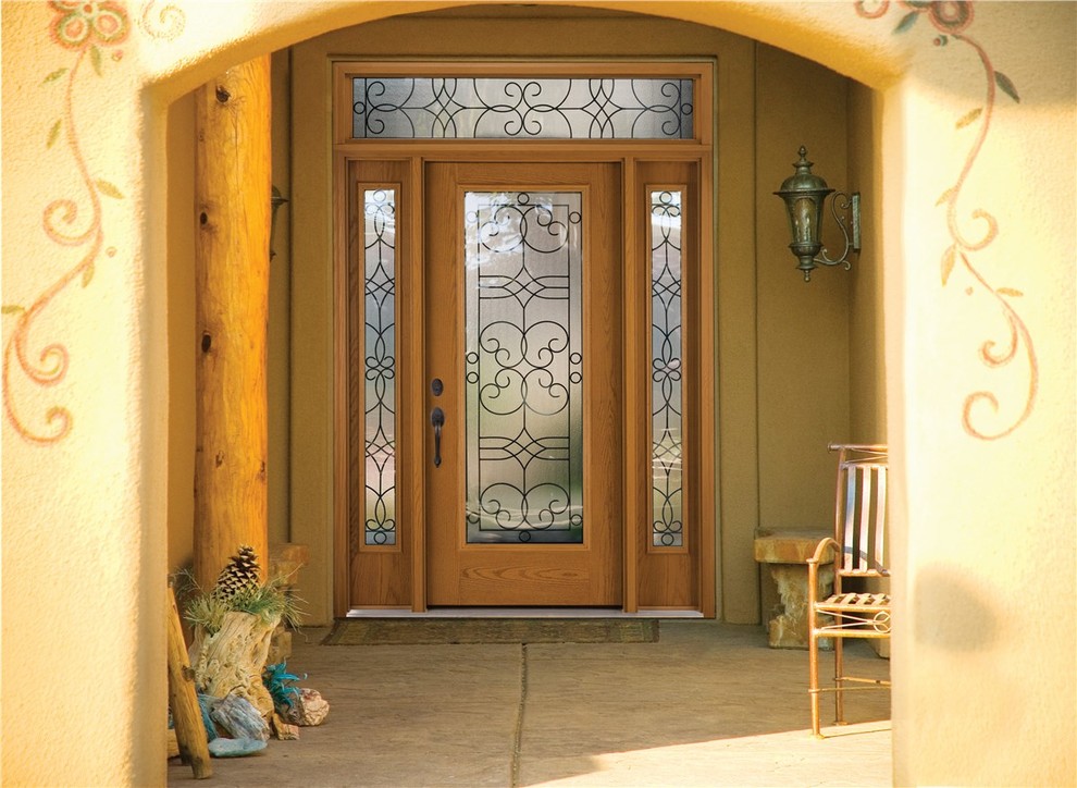Cette image montre une grande porte d'entrée traditionnelle avec une porte simple et une porte en bois brun.