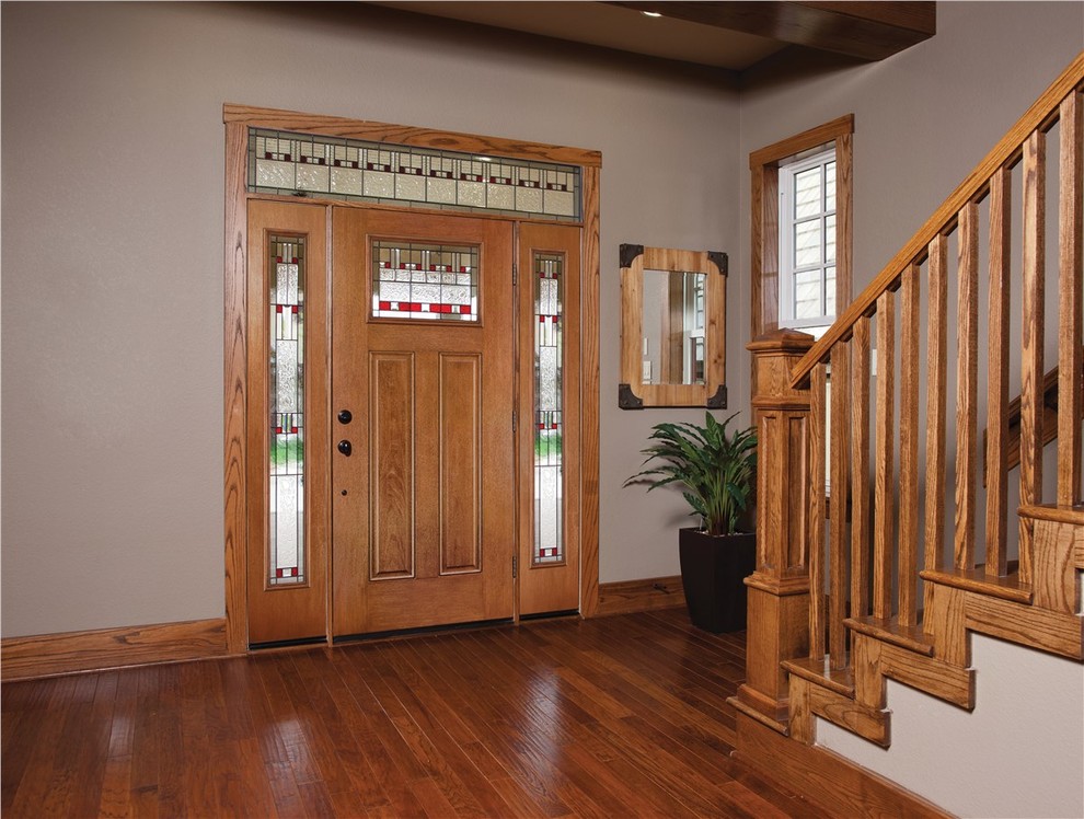 Идея дизайна: большая входная дверь в классическом стиле с одностворчатой входной дверью и входной дверью из дерева среднего тона