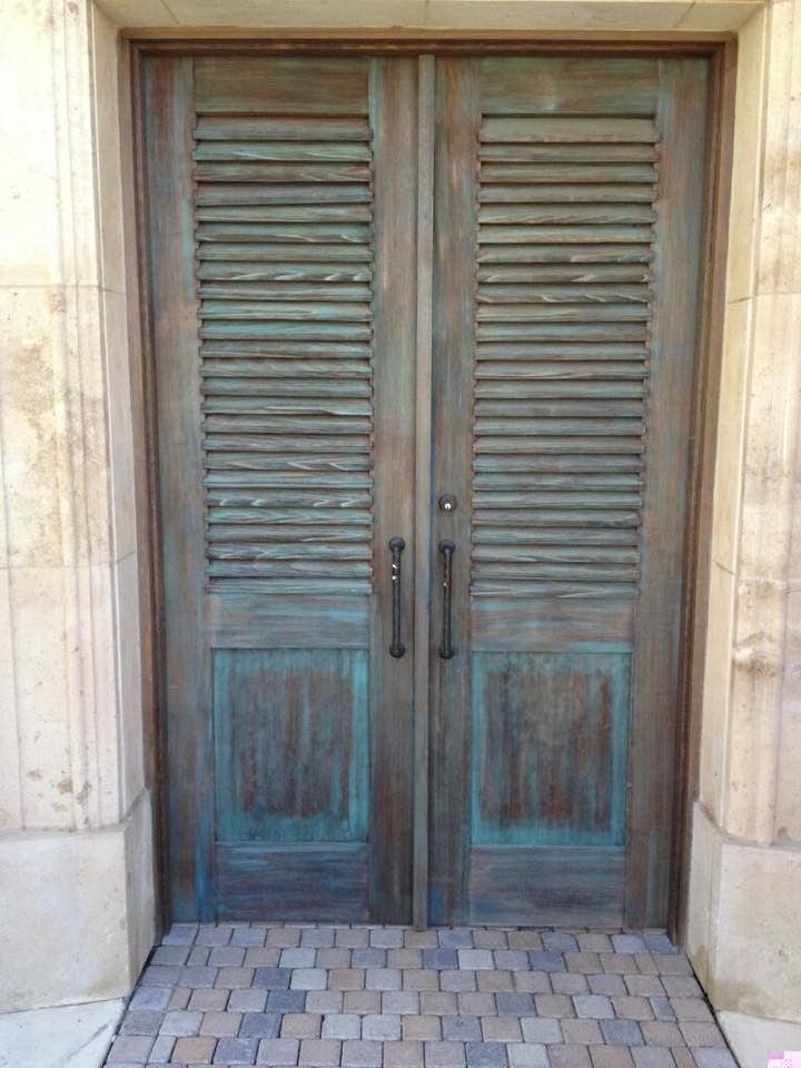 Idee per una porta d'ingresso stile rurale di medie dimensioni con pareti beige, pavimento in mattoni, una porta a due ante e una porta in legno scuro