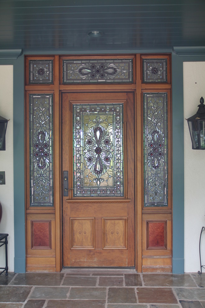 Идея дизайна: входная дверь среднего размера в викторианском стиле с полом из сланца, одностворчатой входной дверью и входной дверью из дерева среднего тона