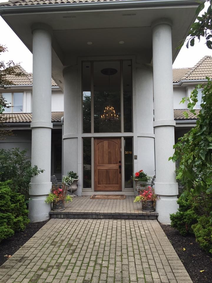 Источник вдохновения для домашнего уюта: входная дверь среднего размера в стиле модернизм с одностворчатой входной дверью