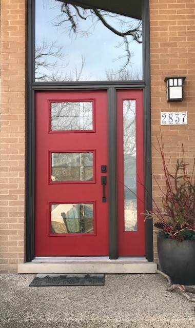 Modelo de puerta principal contemporánea de tamaño medio con puerta simple y puerta roja