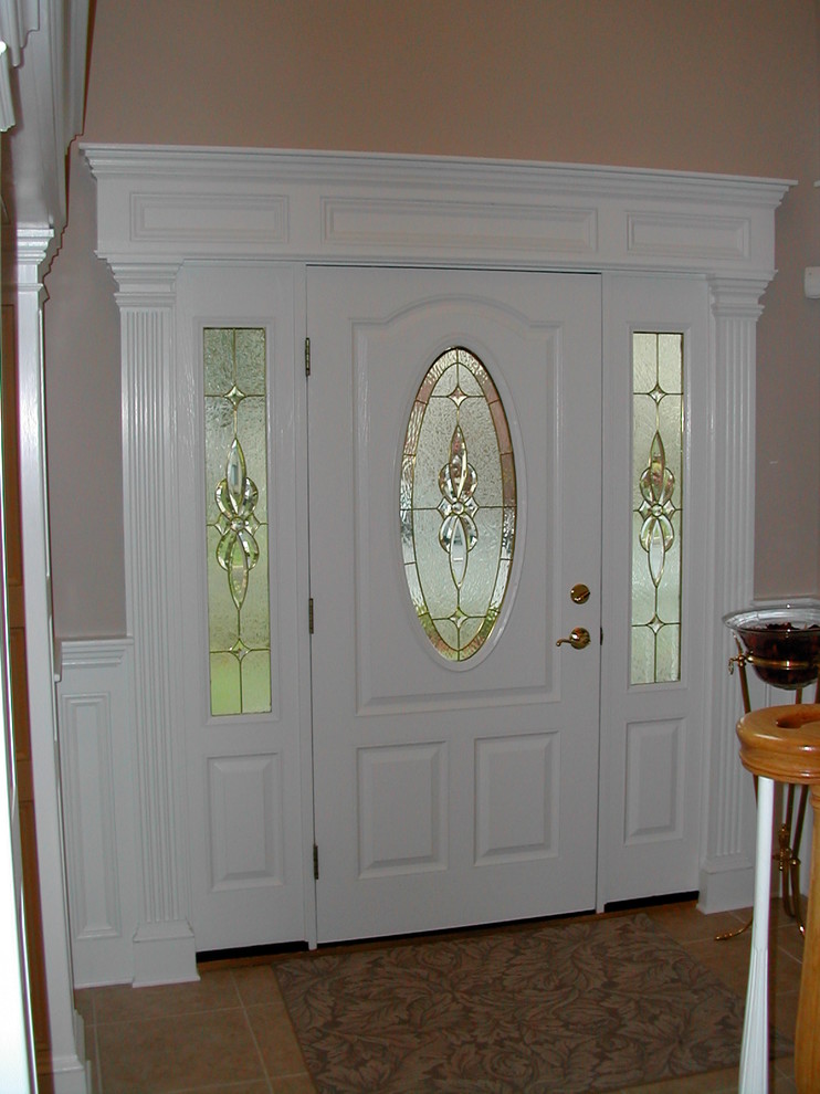 Пример оригинального дизайна: входная дверь среднего размера в классическом стиле с бежевыми стенами, полом из травертина, одностворчатой входной дверью и белой входной дверью