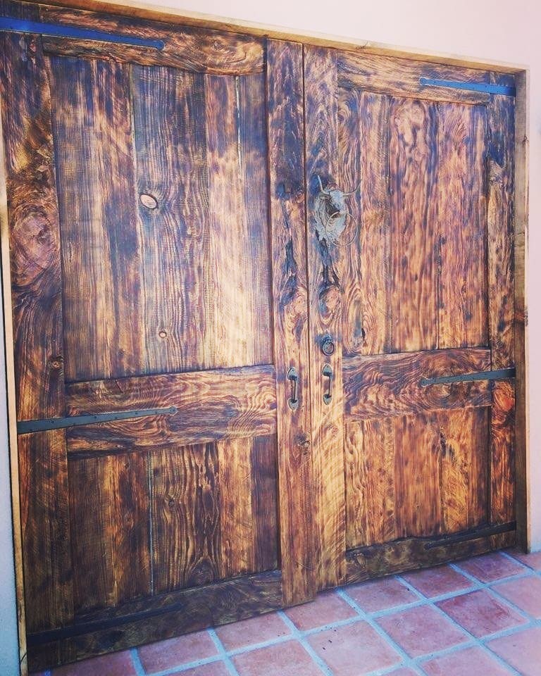 На фото: входная дверь среднего размера в стиле рустика с бежевыми стенами, полом из терракотовой плитки, двустворчатой входной дверью, входной дверью из темного дерева и красным полом