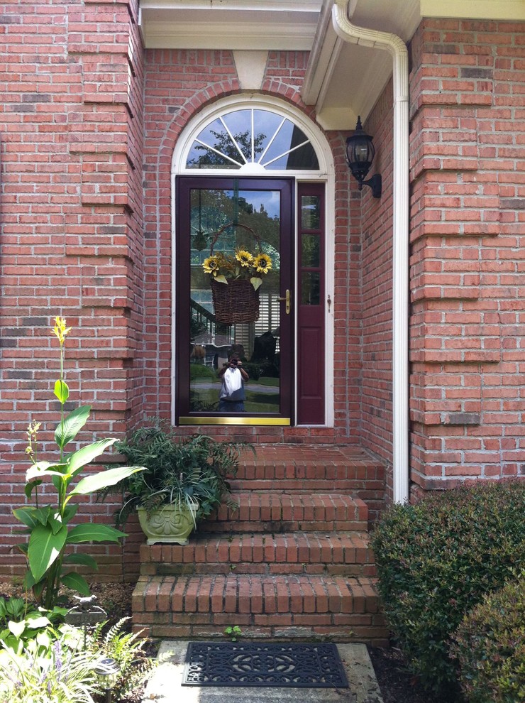 Свежая идея для дизайна: входная дверь среднего размера в классическом стиле с красными стенами, одностворчатой входной дверью и стеклянной входной дверью - отличное фото интерьера