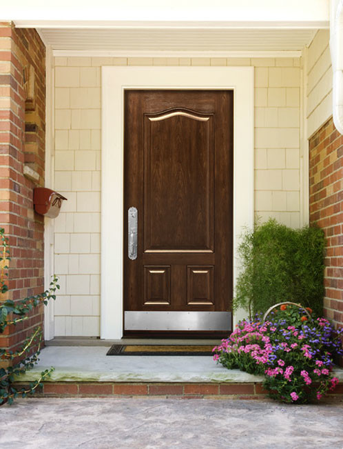 Стильный дизайн: большая входная дверь в классическом стиле с одностворчатой входной дверью и входной дверью из темного дерева - последний тренд