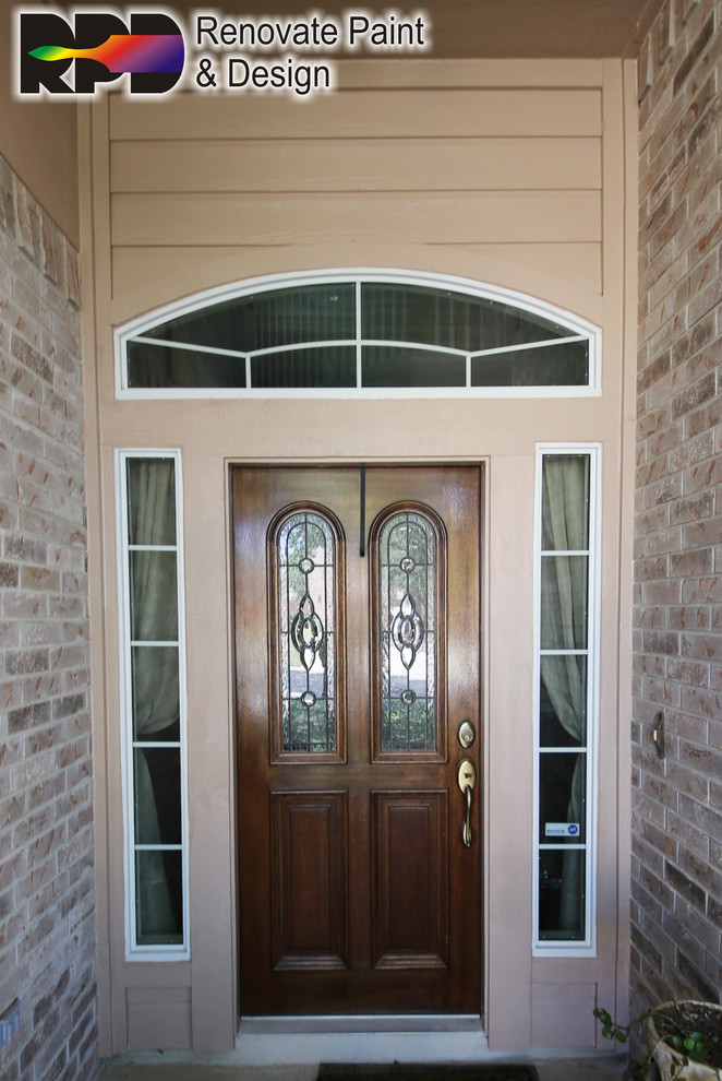 Große Klassische Haustür mit beiger Wandfarbe, Einzeltür und hellbrauner Holzhaustür in Austin