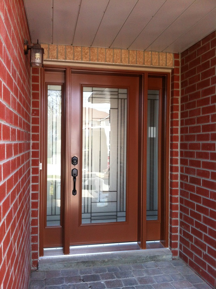 На фото: большая входная дверь в стиле модернизм с одностворчатой входной дверью и красной входной дверью
