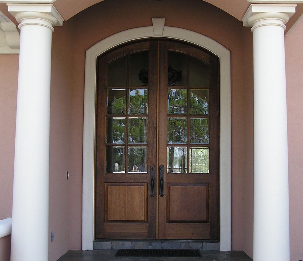 Diseño de puerta principal rural de tamaño medio con paredes rosas, suelo de pizarra, puerta doble y puerta de madera oscura