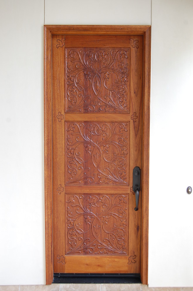 マイアミにある中くらいなラスティックスタイルのおしゃれな玄関ドア (白い壁、セラミックタイルの床、木目調のドア) の写真