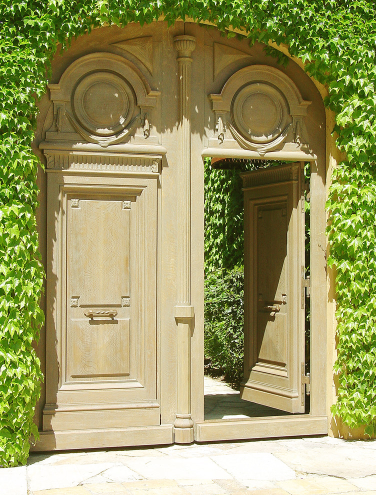 Ispirazione per una grande porta d'ingresso classica con una porta a due ante e una porta in legno chiaro