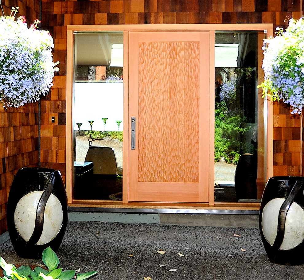 Пример оригинального дизайна: входная дверь среднего размера в стиле модернизм с коричневыми стенами, одностворчатой входной дверью, входной дверью из светлого дерева и серым полом
