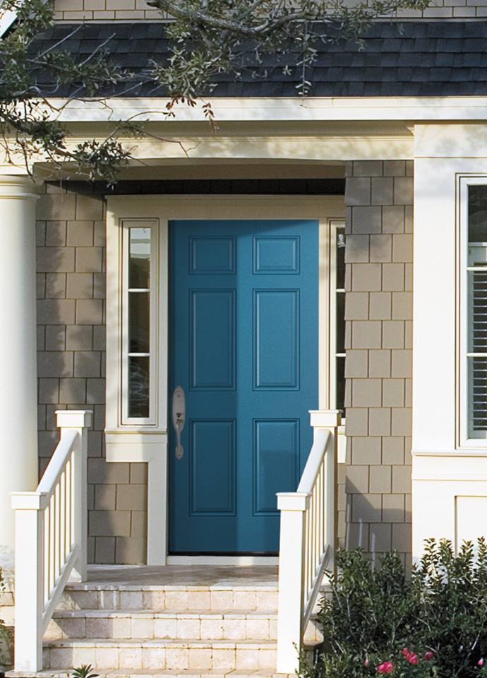 Aménagement d'une porte d'entrée classique de taille moyenne avec un mur beige, une porte simple et une porte bleue.