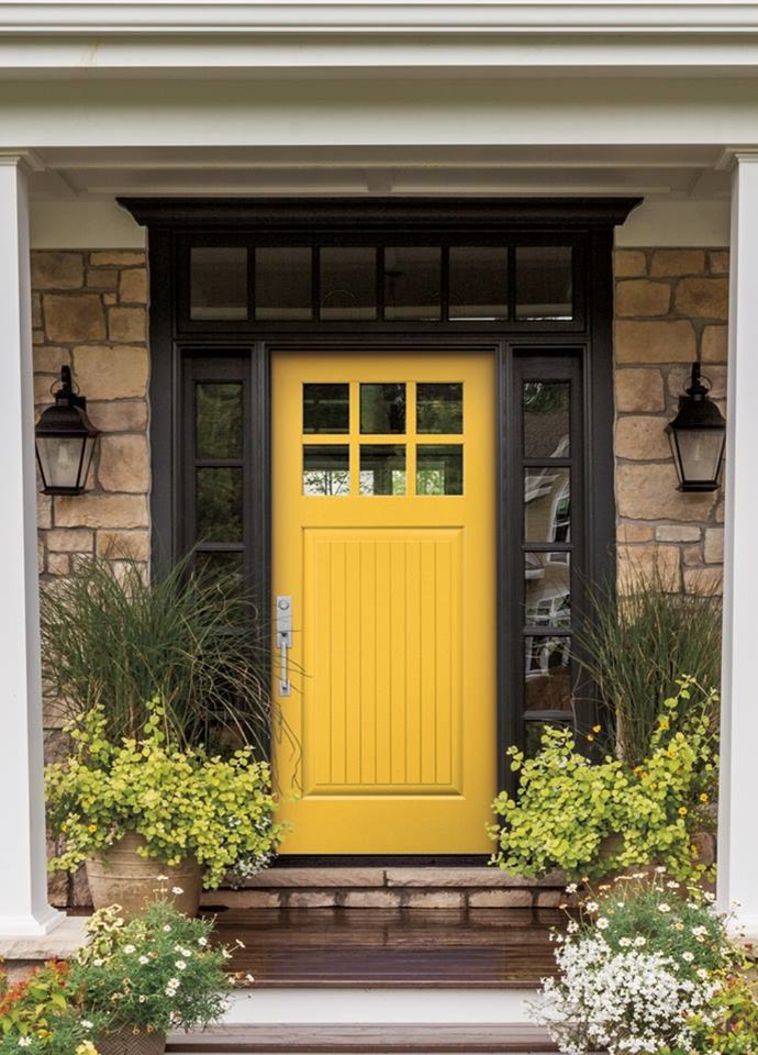 Пример оригинального дизайна: входная дверь среднего размера в стиле неоклассика (современная классика) с бежевыми стенами, одностворчатой входной дверью и желтой входной дверью