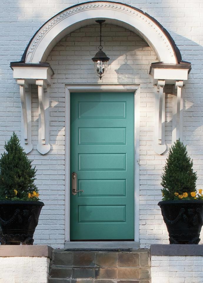 Aménagement d'une porte d'entrée classique de taille moyenne avec un mur beige, une porte simple et une porte bleue.