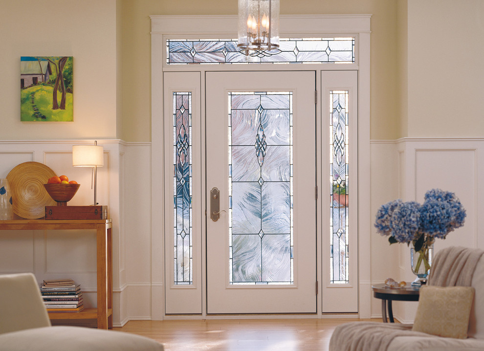 Foto di un ingresso classico di medie dimensioni con pareti bianche, parquet chiaro, una porta singola, una porta in vetro e pavimento marrone