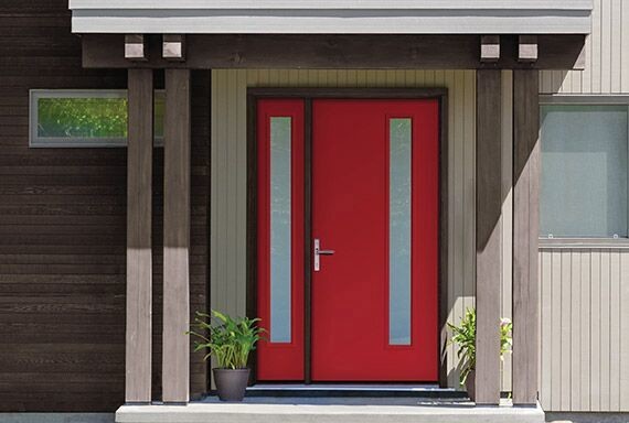 Inredning av en modern stor ingång och ytterdörr, med en enkeldörr och en röd dörr