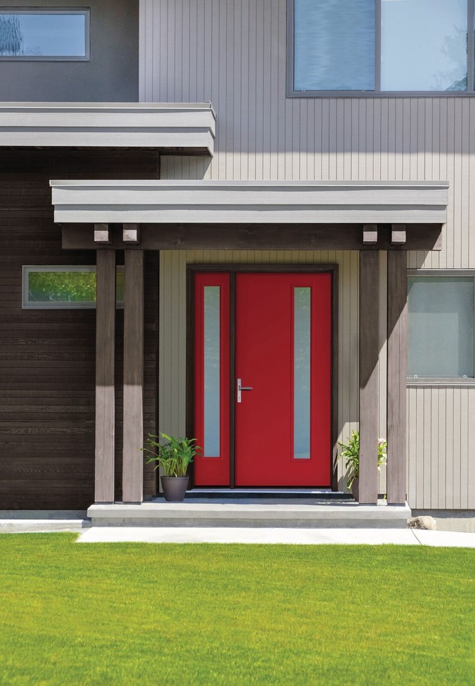 Exemple d'une grande porte d'entrée tendance avec une porte simple et une porte rouge.