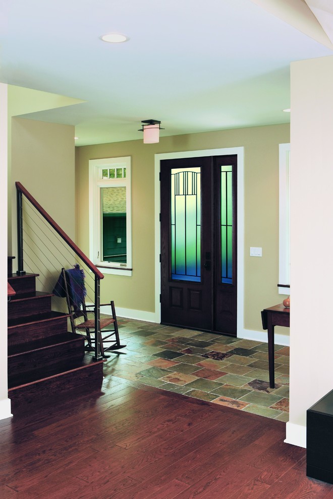 Exemple d'une porte d'entrée tendance de taille moyenne avec une porte simple et une porte en bois foncé.