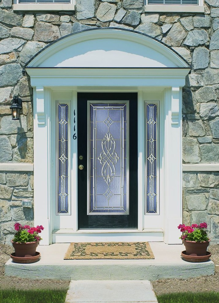 Idée de décoration pour une grande porte d'entrée tradition avec une porte simple et une porte noire.