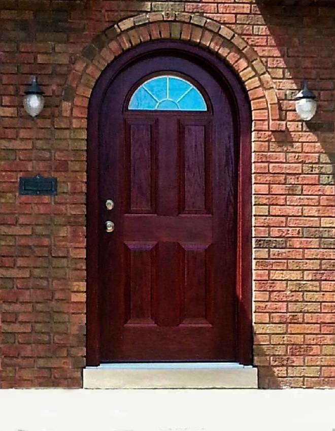 Esempio di una porta d'ingresso rustica di medie dimensioni con una porta singola e una porta rossa