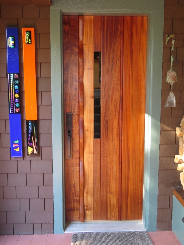 Diseño de puerta principal actual de tamaño medio con paredes beige, puerta simple y puerta de madera oscura