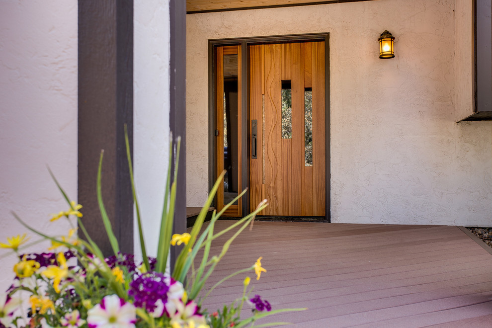 Foto di una porta d'ingresso minimal di medie dimensioni con una porta singola e una porta in legno bruno
