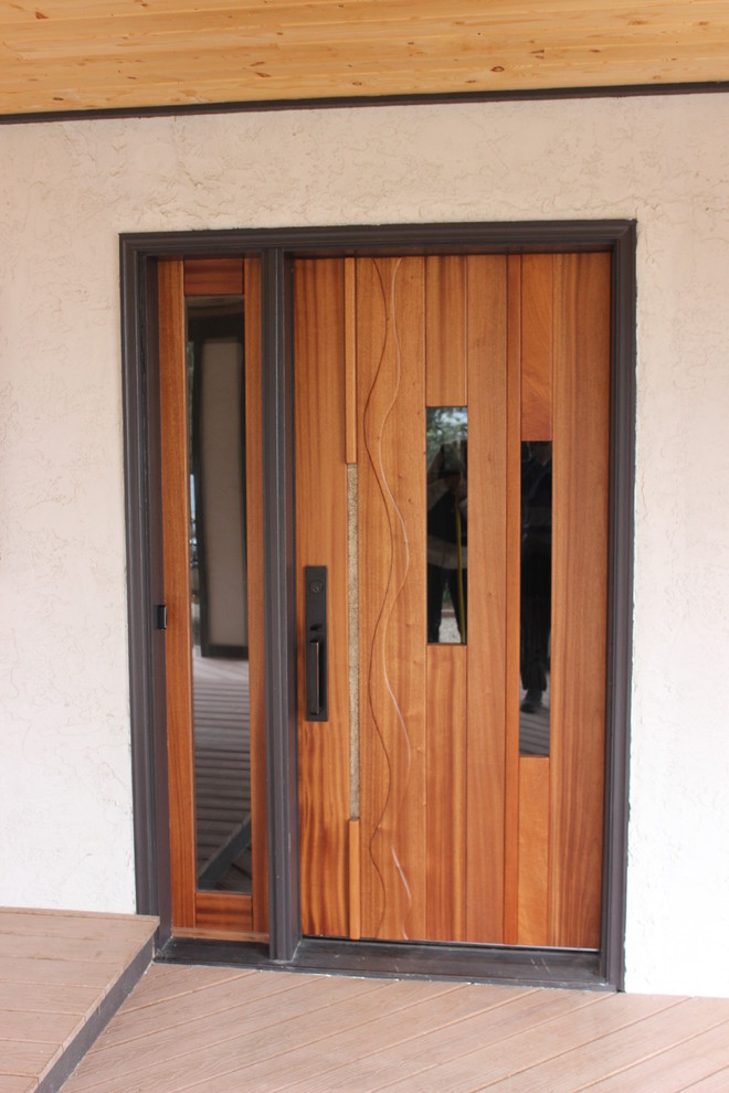 Aménagement d'une porte d'entrée contemporaine de taille moyenne avec un sol en bois brun, une porte simple, un mur beige et une porte en bois foncé.