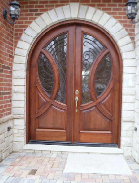 Пример оригинального дизайна: прихожая с красными стенами, полом из терракотовой плитки, двустворчатой входной дверью и входной дверью из темного дерева