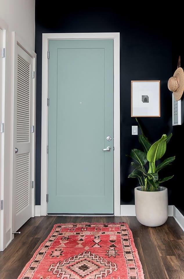 Свежая идея для дизайна: входная дверь среднего размера в стиле неоклассика (современная классика) с черными стенами, темным паркетным полом, одностворчатой входной дверью, зеленой входной дверью и коричневым полом - отличное фото интерьера