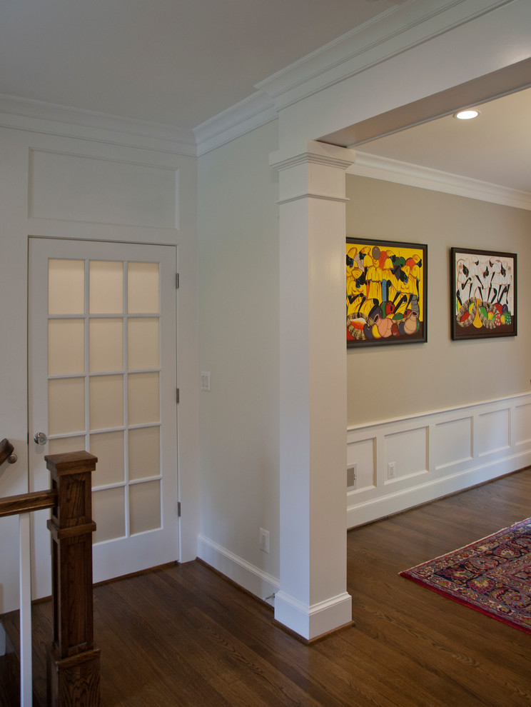 Große Klassische Haustür mit weißer Wandfarbe, dunklem Holzboden, Einzeltür, weißer Haustür und braunem Boden in Washington, D.C.