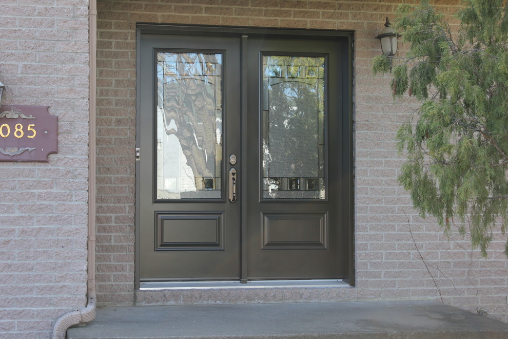 Exempel på en ingång och ytterdörr, med en dubbeldörr och en brun dörr