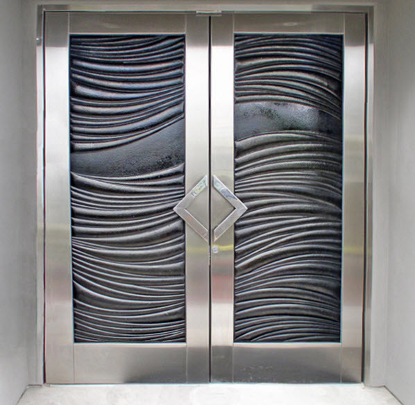 Cette photo montre une grande porte d'entrée tendance avec une porte double et une porte grise.
