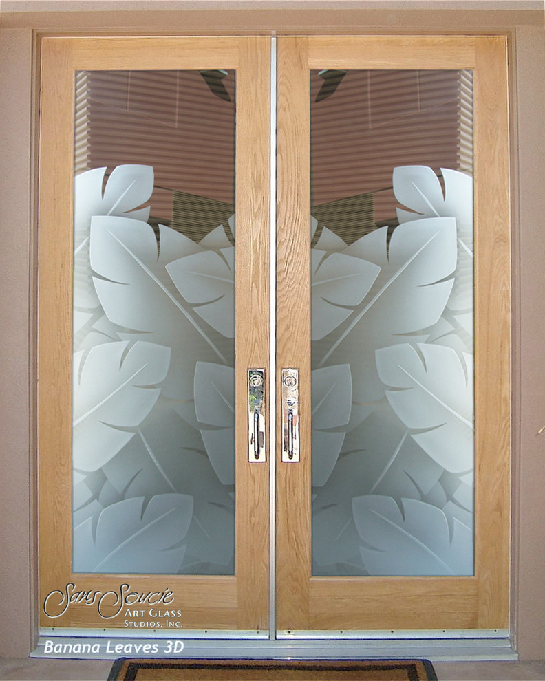 Immagine di una porta d'ingresso tropicale di medie dimensioni con pareti beige, pavimento con piastrelle in ceramica, una porta a due ante e una porta in legno chiaro