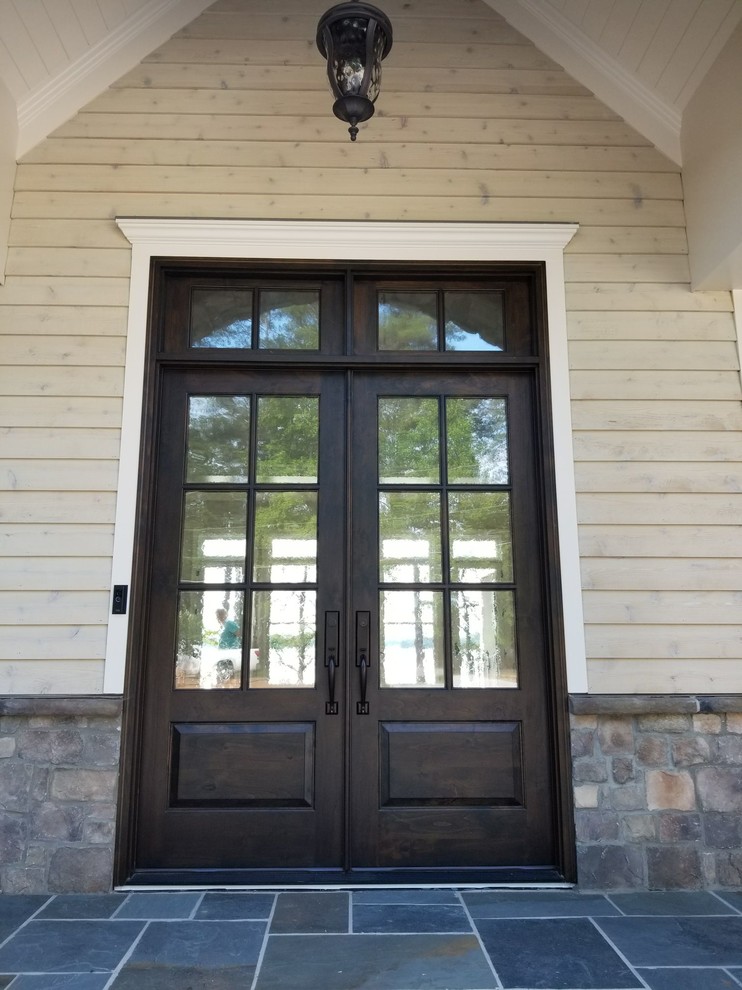 Foto di una porta d'ingresso con una porta a due ante