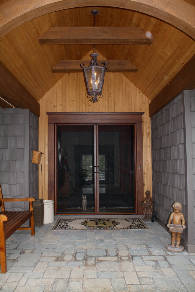 Идея дизайна: входная дверь среднего размера: освещение в стиле кантри с белыми стенами, двустворчатой входной дверью и стеклянной входной дверью