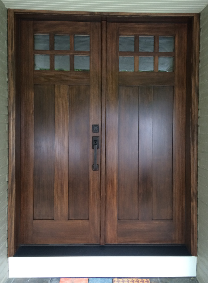 Exemple d'une porte d'entrée craftsman de taille moyenne avec une porte double et une porte en bois brun.