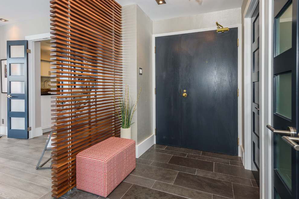Источник вдохновения для домашнего уюта: входная дверь в современном стиле с серыми стенами, полом из керамической плитки, входной дверью из темного дерева и коричневым полом