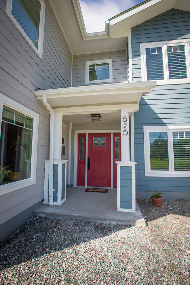 Источник вдохновения для домашнего уюта: входная дверь среднего размера в стиле кантри с синими стенами и красной входной дверью