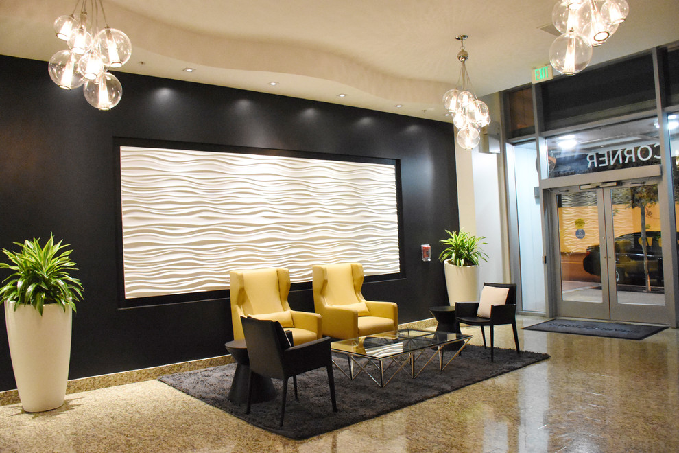 Mittelgroßes Modernes Foyer mit schwarzer Wandfarbe, Marmorboden und Doppeltür in San Diego